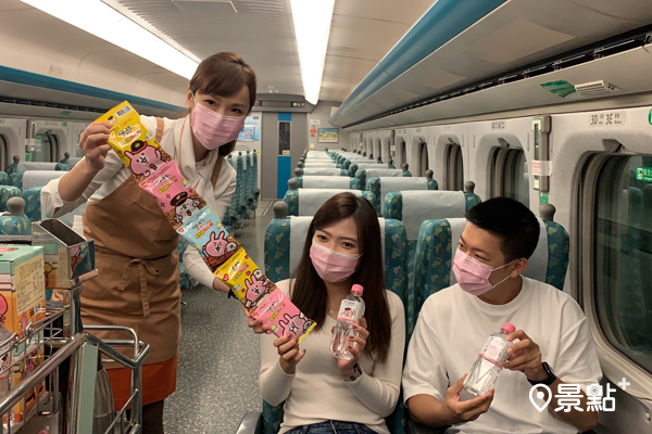 乘客可在高鐵車廂買到新上市的高鐵聯名點心麵。(圖／景點家張盈盈)