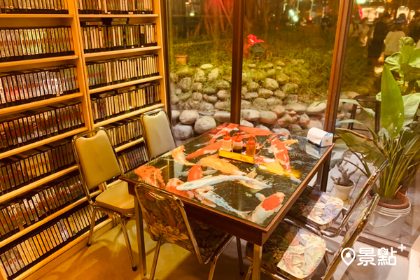 詹記浪漫屋以復古錄影帶店為概念的用餐空間。
