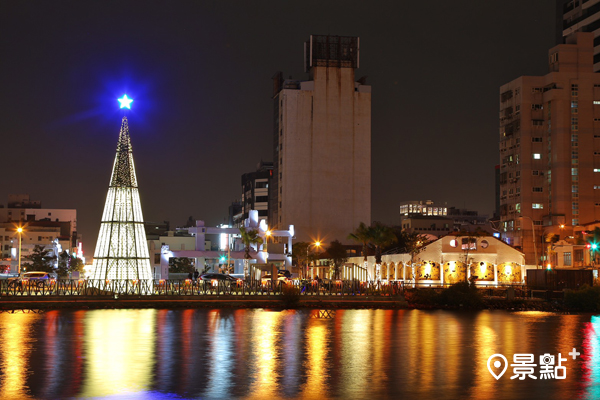 運河河樂燈區聖誕樹與舊魚市場。(圖／台南市政府)