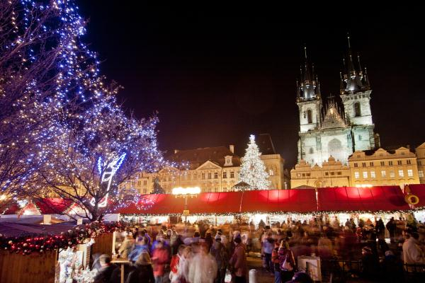 布拉格舊城廣場與溫徹斯拉斯廣場在聖誕市集。 (圖／travel.aol）