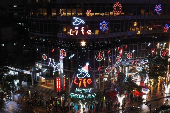 台新耶誕祭大型LED耶誕樹高達15公尺。(圖／台新銀行)