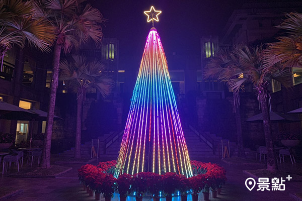 江南渡假村高5米以上的七彩炫光聖誕樹，夜晚亮燈時相當夢幻。(圖／景點家張盈盈)