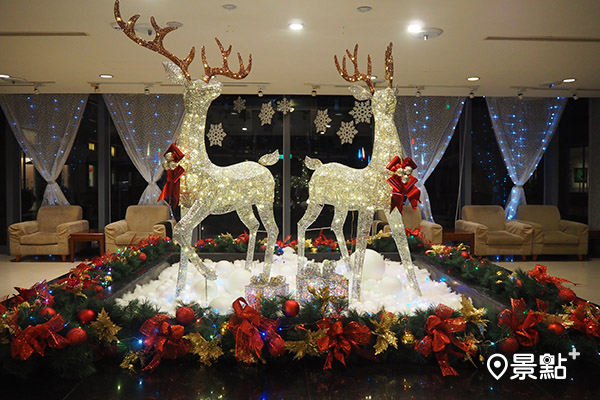大廳溫馨又富有聖誕氣息的耶誕造景，吸引許多住客、遊客在此拍照打卡。(圖／景點家張盈盈)