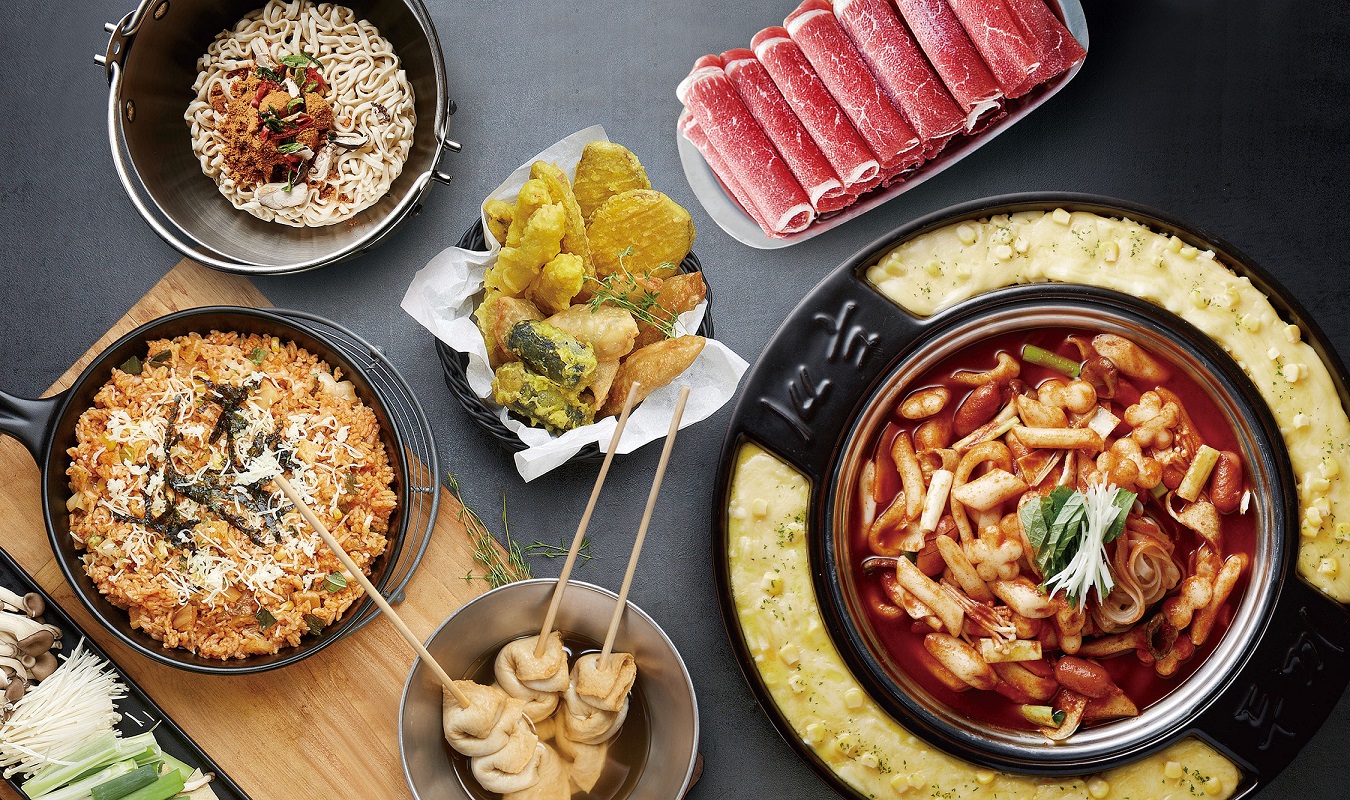 來自韓國的兩餐主打一鍋兩吃，先品嚐美味的火鍋，再使用火鍋醬汁烹煮炒飯。