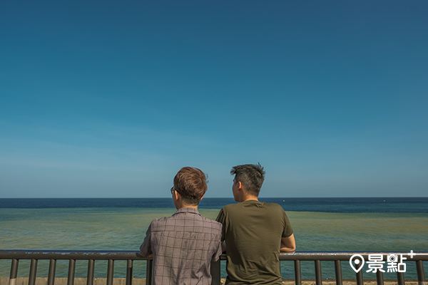 在陰陽海觀景平台可以眺望雙色海水的奇特景觀。