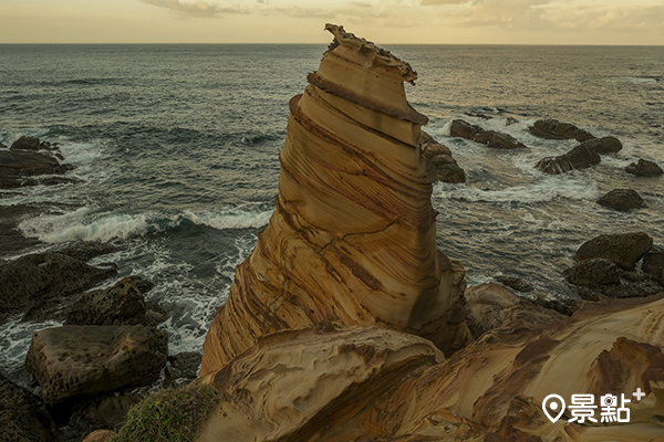 南雅奇岩以獨特的姿態矗立在海岸邊。