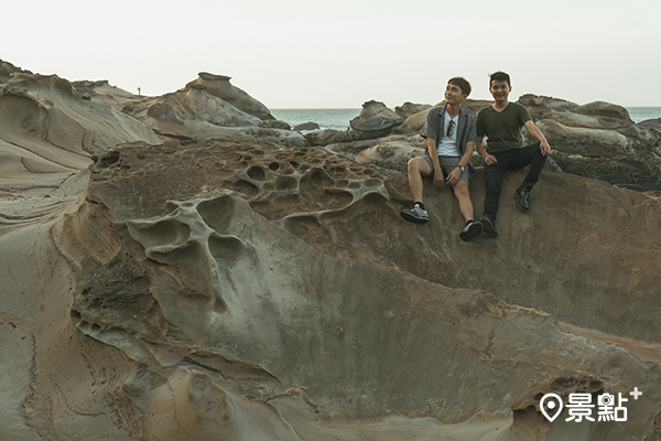 走在石岸上觀賞著奇岩，輕鬆笑鬧著，好不開心！