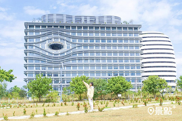 中國醫藥大學水湳校區建築上的眼睛，十分吸睛。(圖／qiuung)