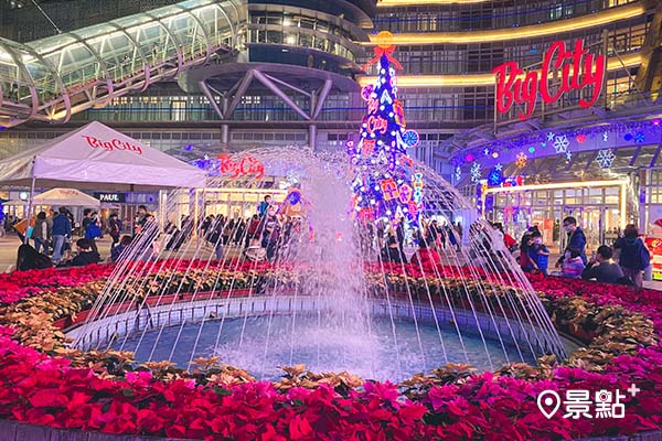 聖誕樹搭配上前方的噴泉，讓整個巨城百貨都充滿著濃濃的聖誕氣氛。