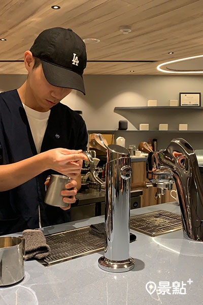 內嵌式Modbar咖啡機讓咖啡師與客人之間無遮蔽阻礙。 (圖／景點家張盈盈)