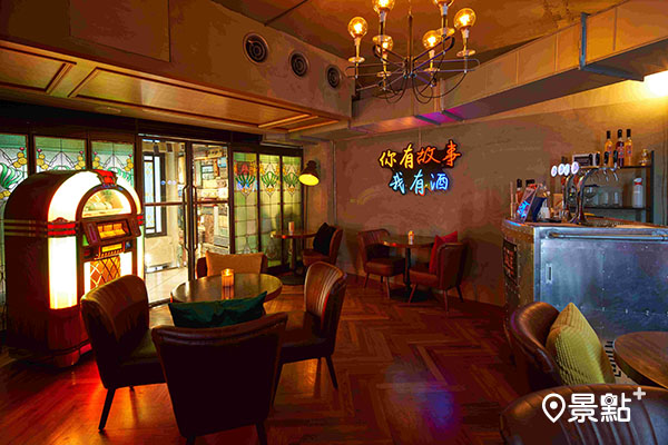知名訂房網站推台中市區的商業旅宿「1969藍天飯店 」，內部附有酒吧可以讓旅人們在工作期間放鬆。(圖／Booking.com)