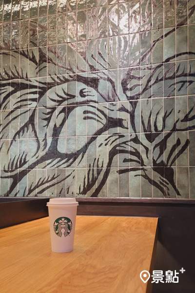 駁二誠品門市藝術牆面描繪出咖啡葉的不同姿態。