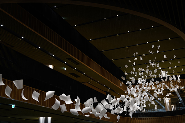 新總館內最受矚目的視覺焦點，就屬懸掛於天井的公共藝術「陣風Gust of Wind」。 (圖／南市圖)