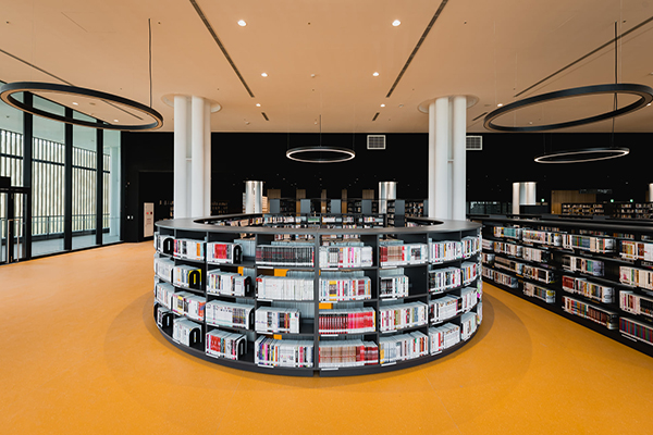 首座有獨立書店進駐館內的圖書館，借書之外更可買書、品咖啡。 (圖／南市圖)