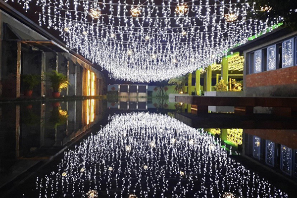 中興文創園區水池上方的燈飾倒映在水池上