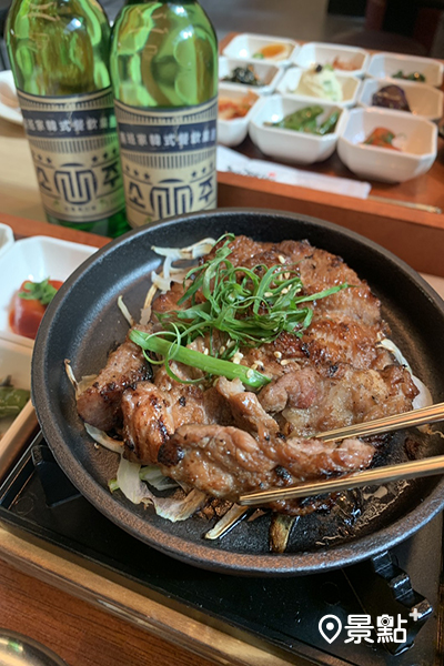 韓式烤牛肉定食搭配兩班家真露品嚐道地韓食美味。