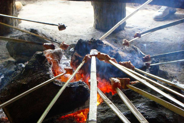 體驗烤山豬肉的樂趣。 (圖／台東觀光旅遊網)