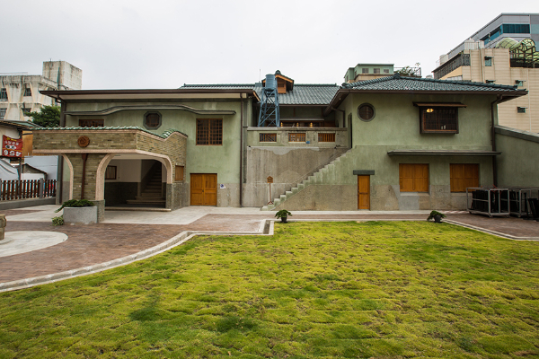 逍遙園綠色屋頂、木造窗櫺，日西合壁的優雅洋房，悄悄坐落在舊眷村民宅一隅。
