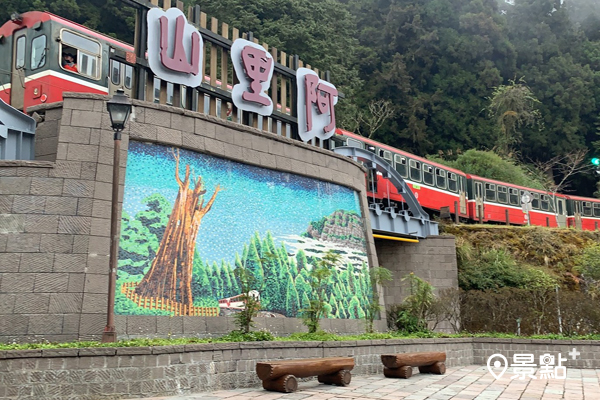 阿里山森林遊樂區代表性的紅色森林鐵道火車，身為台灣人怎能不來搭搭。(圖／景點家張盈盈，以下同)