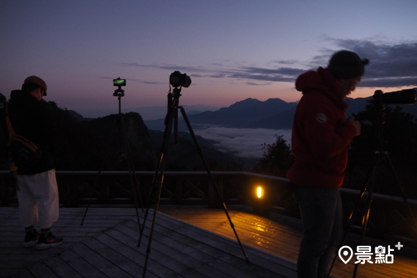 於小笠原觀景平台賞過日出前的星星、隨著雲海光影變化等待日出的攝影愛好者們。