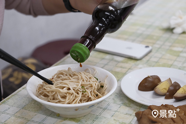 乾拌麵想怎麼吃自己加。