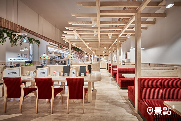 木質隔間設計、紅絲絨沙發是客美多咖啡的店裝特色。