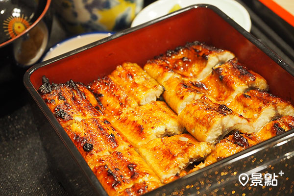 經典鰻魚飯十切鋪陳於米飯上。