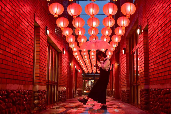 宜蘭傳藝園區以400顆大紅燈籠打造出台灣百家姓燈籠牆 (圖 / 宜蘭傳藝中心)