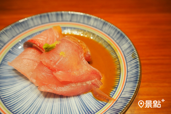 日本橋海鮮丼辻半套餐皆附有時令生魚片。