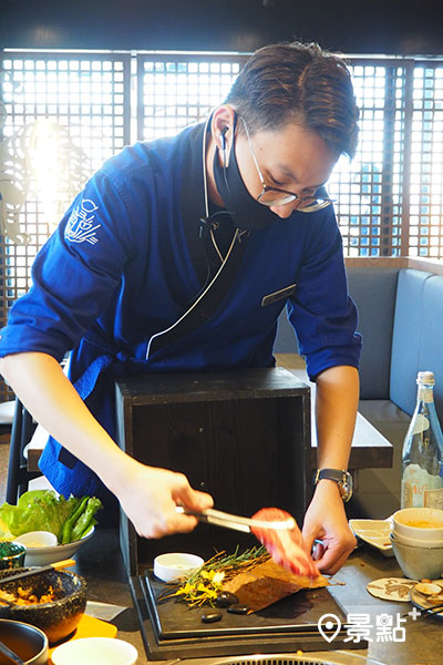 虎山同有專人服務燒烤，服務人員制服由馮宇操刀設計。