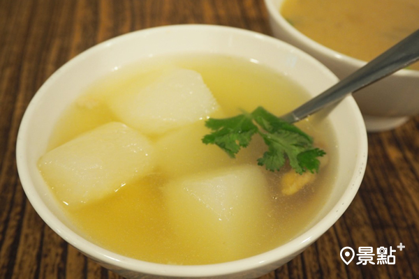 冬季才供應的蘿蔔湯相當好喝，也能解一解口中大嗑豬腳後的鹹油味。