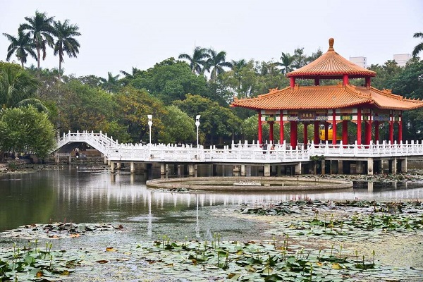 台南公園公園內設有小橋、涼亭 (圖／台南市政府，以下同)