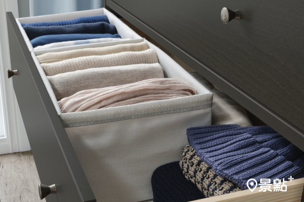 毛衣或長袖貼身衣物推薦用BAXNA收納盒，造型簡約且能讓衣服直立擺放更節省空間。
