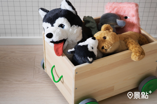 隨玩隨收的FLISAT附輪腳玩具收納箱，讓孩子也能輕易移動玩耍與方便收納。