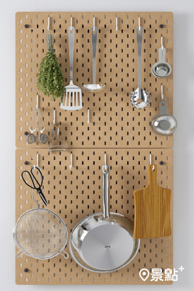 SKÅDIS收納壁板搭配掛勾就能吊掛廚具、砧板等烹調用具