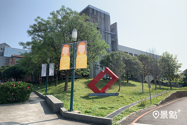 北藝大校區裡面可以看見奈良美智特展布旗。(圖／景點家張盈盈）