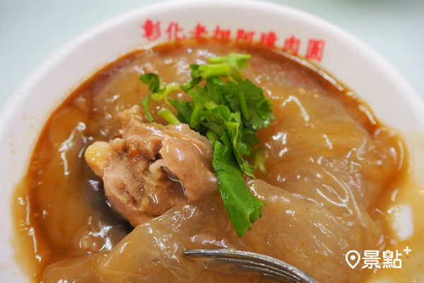 阿璋肉圓可自行加上醬料、香菜，內餡飽滿。