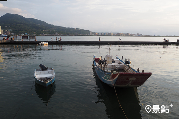 淡水漁港周邊有許多人會在此散步、看河口風光、賞夕陽。(圖／cheriechang1217)
