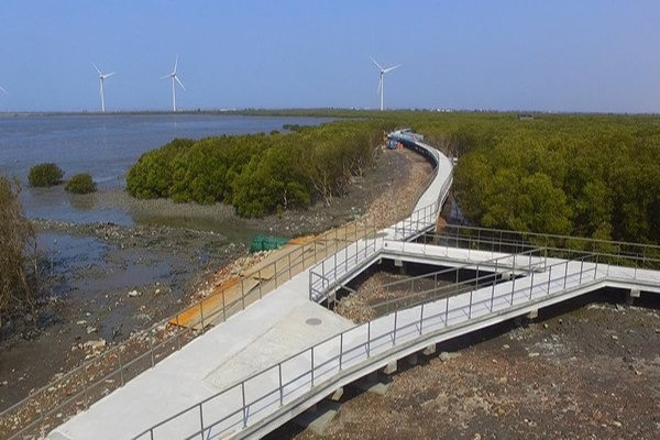 彰化縣政府特別打造這條長1028公尺的海空步道