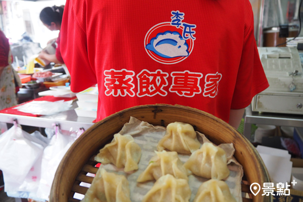 李氏蒸餃專家的服務人員們著有制服，今天景編就拿著蒸餃跟店家制服拍照吧！（圖／景點家張盈盈，以下同）