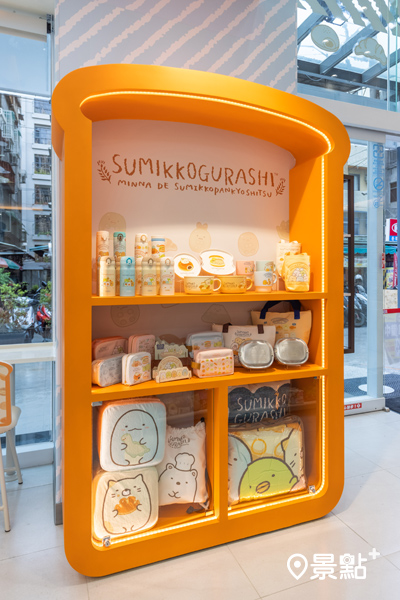 一樓的麵包造型展示櫃，展示販售角落小夥伴限定商品。