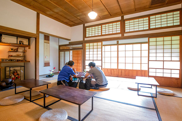 在赤堀宅內一邊享受日式氛圍一邊享用和菓子點心 (圖／西拉雅國家風景區)