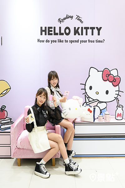 Hello Kitty在限定店內巨型立體書、檯燈及粉紅沙發椅。
