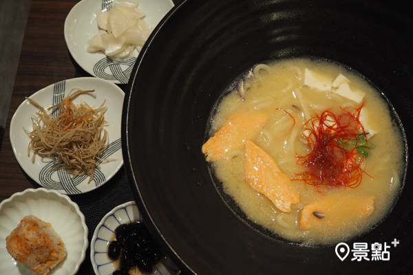 日本最夯流行 「大器」日本九州道地烏龍麵，台灣也吃得到。圖為鮭魚味噌湯烏龍 推價480元（圖／景點家張盈盈)