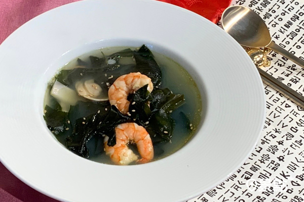 在釜山觀光公社舉辦的料理教室體驗韓式海帶湯作法。(圖／景點家張盈盈）