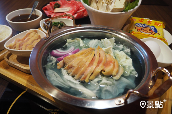 樂崎火鍋民生店推出夢幻藍色湯頭「藍眼淚雞湯鍋」。（圖／景點家張盈盈，以下同）