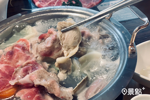 藍眼淚雞湯鍋套餐使用嚴選肉品台灣頂級氣冷雞腿肉，相當美味！