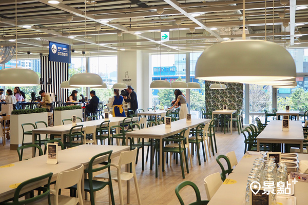 IKEA內湖店餐廳有430個座位，是內湖周邊最大的景觀餐廳，提供消費者寬敞的用餐環境。