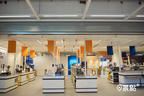 IKEA內湖店寬敞的購物空間、結帳區。