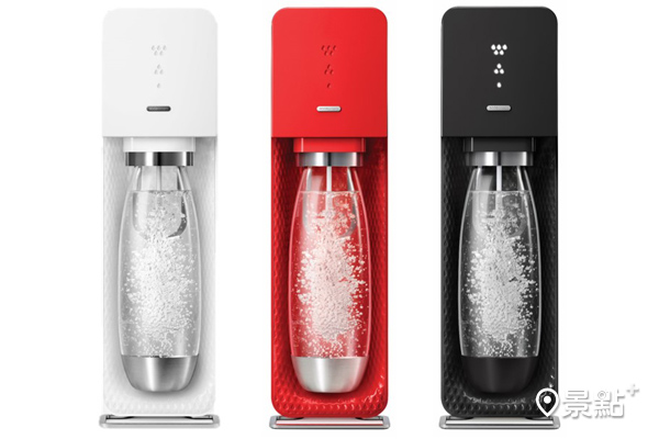 購買「Source plastic 氣泡水機（白、紅、黑）」即贈送EMOJI造型水滴寶特瓶500ml兩入，優惠價4,990元。(圖／恆隆行）